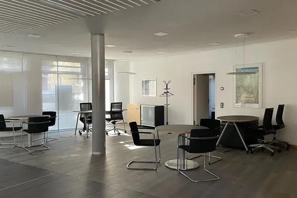 Heller Arbeitsbereich mit flexiblen Tischen