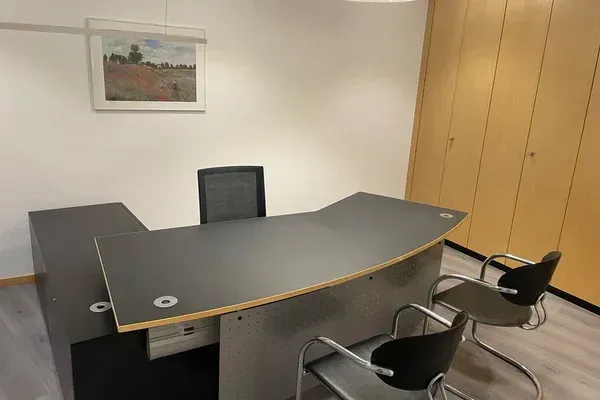 Einzelbüro mit Besucherstühlen